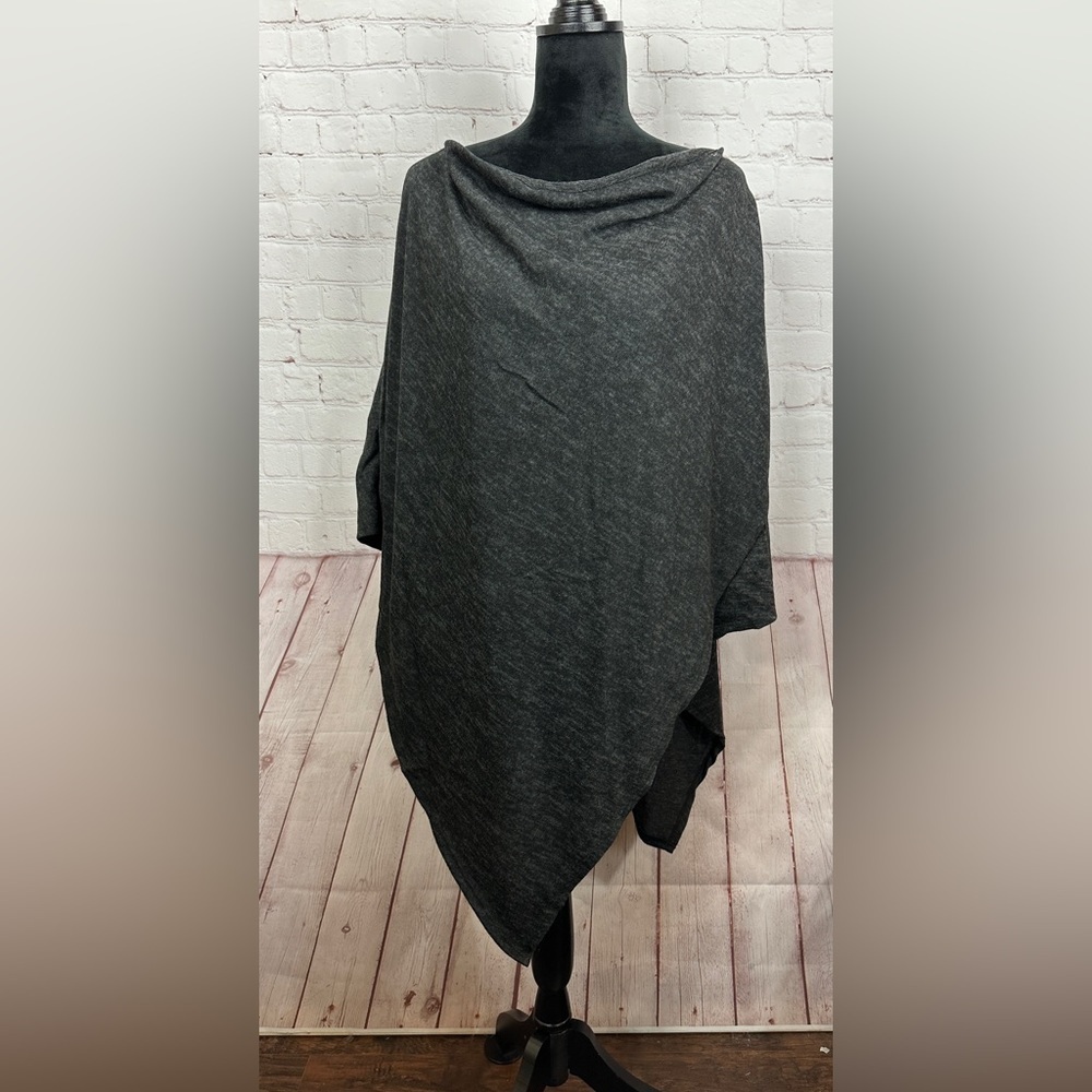 Love In Boutique Gray Knit Shawl Cape GUC